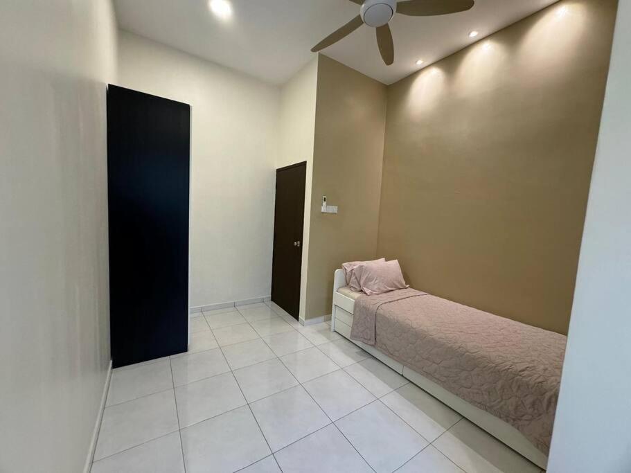 Minimalist Heaven Near Tmn Intan Holiday home