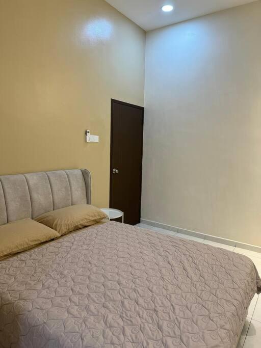 Minimalist Heaven Near Tmn Intan Holiday home
